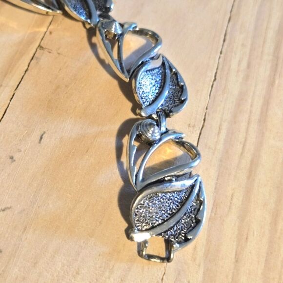 Sarah Coventry Silver Leaf Pattern Bracelet - Picture 3 of 7